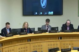 Eolas faoi na himpleachtaí a bhaineann le díolúine a fháil ón nGaeilge le scaipeadh ar scoileanna agus tuismitheoirí