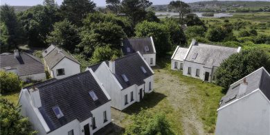 Suíomhanna cuí chun beagnach 3,000 teach a thógáil i nGaeltacht na Gaillimhe ach easpa seirbhísí ag cur teorainn le cúrsaí i gConamara