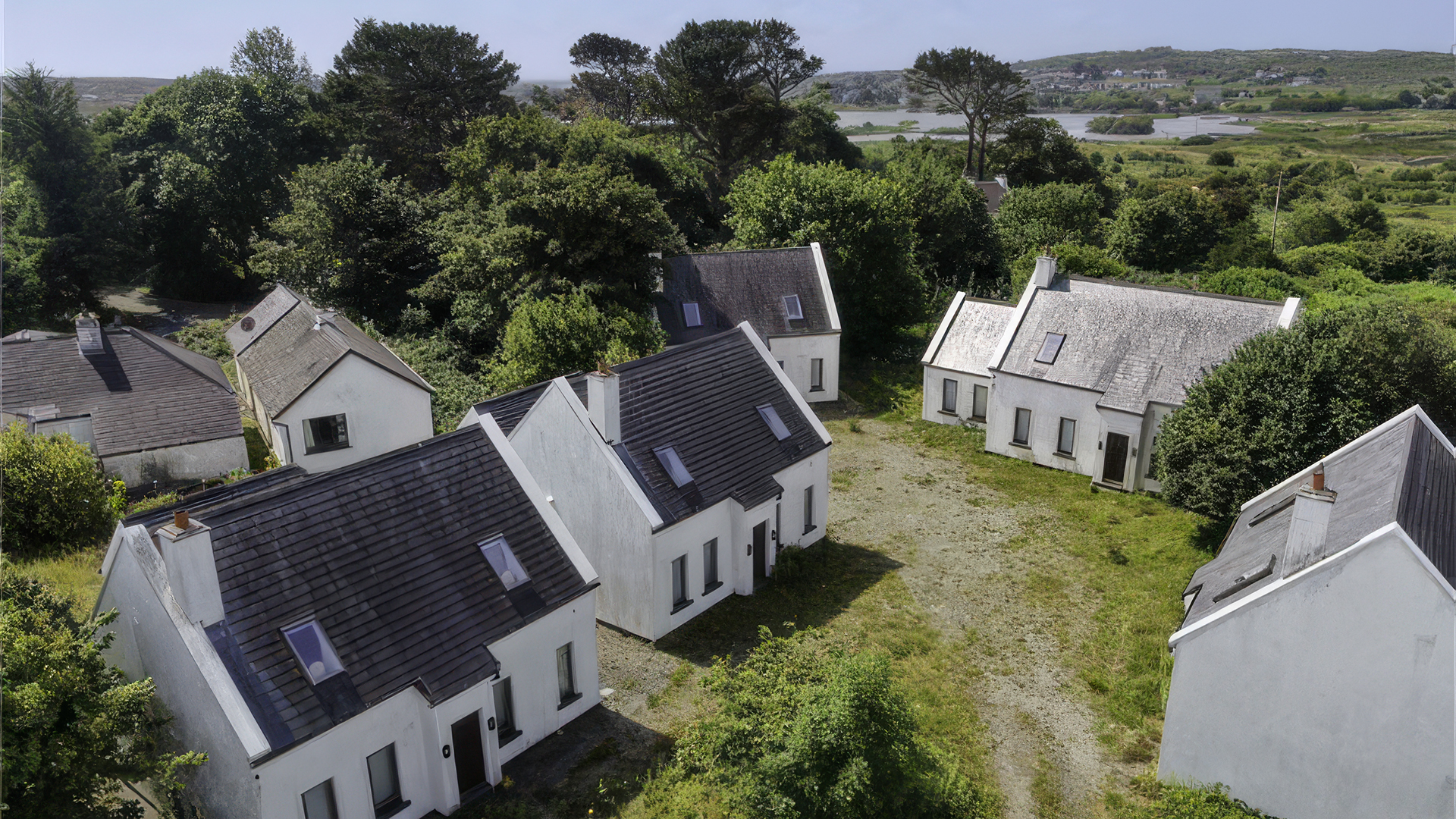 Suíomhanna cuí chun beagnach 3,000 teach a thógáil i nGaeltacht na Gaillimhe ach easpa seirbhísí ag cur teorainn le cúrsaí i gConamara