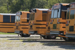 Bóthar tugtha do thiománaí bus a chroch fógra ‘Béarla Amháin’ ina bus in Pennsylvania