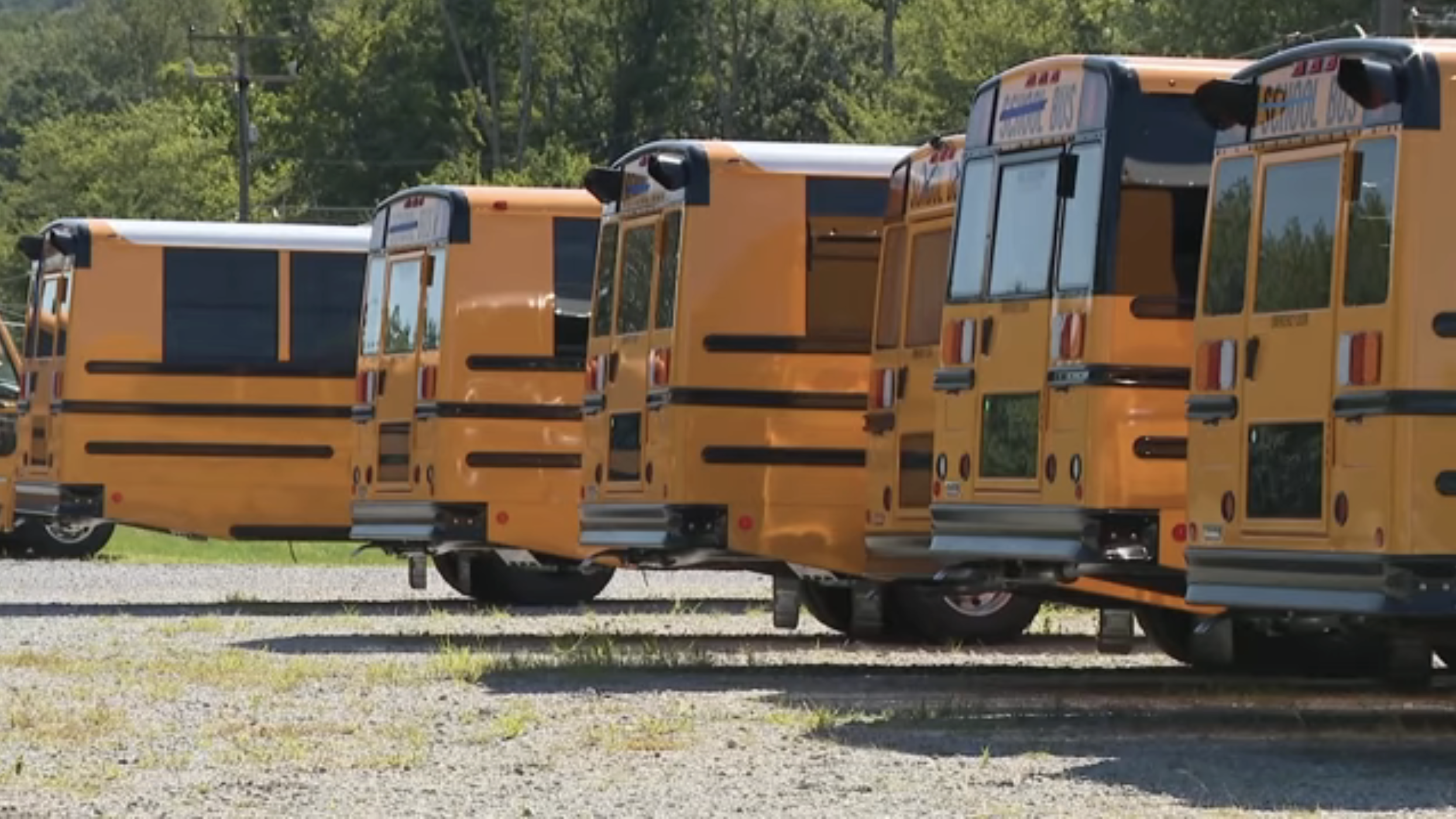 Bóthar tugtha do thiománaí bus a chroch fógra ‘Béarla Amháin’ ina bus in Pennsylvania