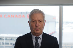 300 uair an chloig de ranganna Fraincise déanta ag CEO Air Canada a d’éirigh as mar gheall ar easpa Fraincise