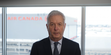300 uair an chloig de ranganna Fraincise déanta ag CEO Air Canada a d’éirigh as mar gheall ar easpa Fraincise