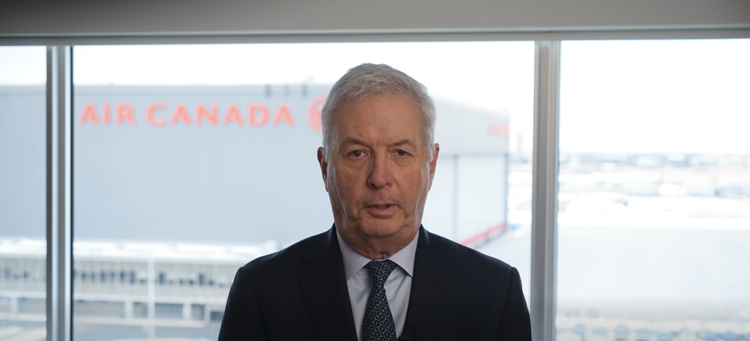 300 uair an chloig de ranganna Fraincise déanta ag CEO Air Canada a d’éirigh as mar gheall ar easpa Fraincise
