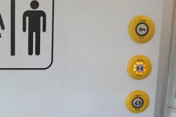 Faoi ghlas sa leithreas – an chaoi le casadh ceart a chur i scéal