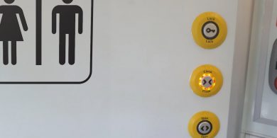 Faoi ghlas sa leithreas – an chaoi le casadh ceart a chur i scéal