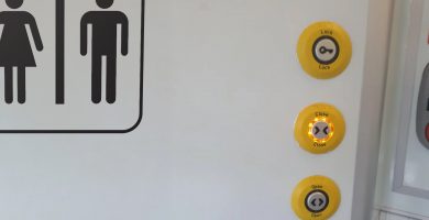 Faoi ghlas sa leithreas – an chaoi le casadh ceart a chur i scéal