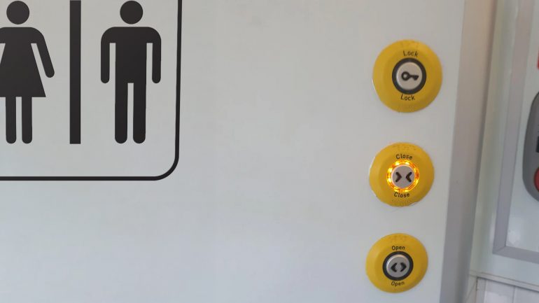 Faoi ghlas sa leithreas – an chaoi le casadh ceart a chur i scéal