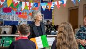 GAILEARAÍ: Uachtarán na hÉireann ar cuairt ar Scoil Shéamais Naofa i mBearna i nGaeltacht na Gaillimhe