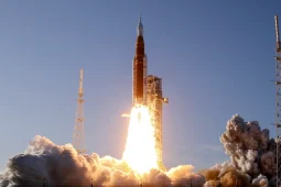 Tá ‘buicéad stáin na spéire’ mo mhealladh ó bhí mé i mo spásaire óg i bPláinéadlann Ard Mhacha