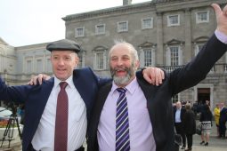 Rún muiníne faoi na hagóidí breosla buaite ag an Rialtas ach Michael Healy-Rae ag éirí as mar Aire Stáit