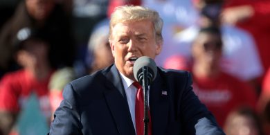 ‘Táimid ag maireachtáil i ndomhan atá craiceáilte’ – Trump sásta lena lucht slándála i ndiaidh eachtra óstáin