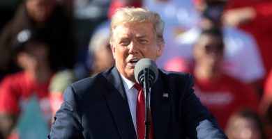 ‘Táimid ag maireachtáil i ndomhan atá craiceáilte’ – Trump sásta lena lucht slándála i ndiaidh eachtra óstáin