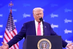 Beatha, saoirse agus tóraíocht an tsonais – breithlá Trump (agus SAM)