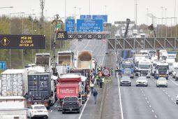 Tá dochar polaitiúil agus eacnamúil déanta ag aighneas an bhreosla agus mórcheachtanna le foghlaim dá bharr 