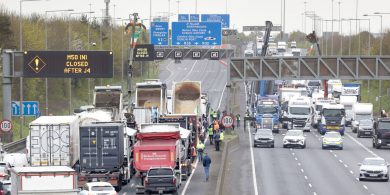 Tá dochar polaitiúil agus eacnamúil déanta ag aighneas an bhreosla agus mórcheachtanna le foghlaim dá bharr 