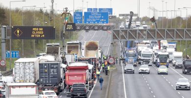 Tá dochar polaitiúil agus eacnamúil déanta ag aighneas an bhreosla agus mórcheachtanna le foghlaim dá bharr 