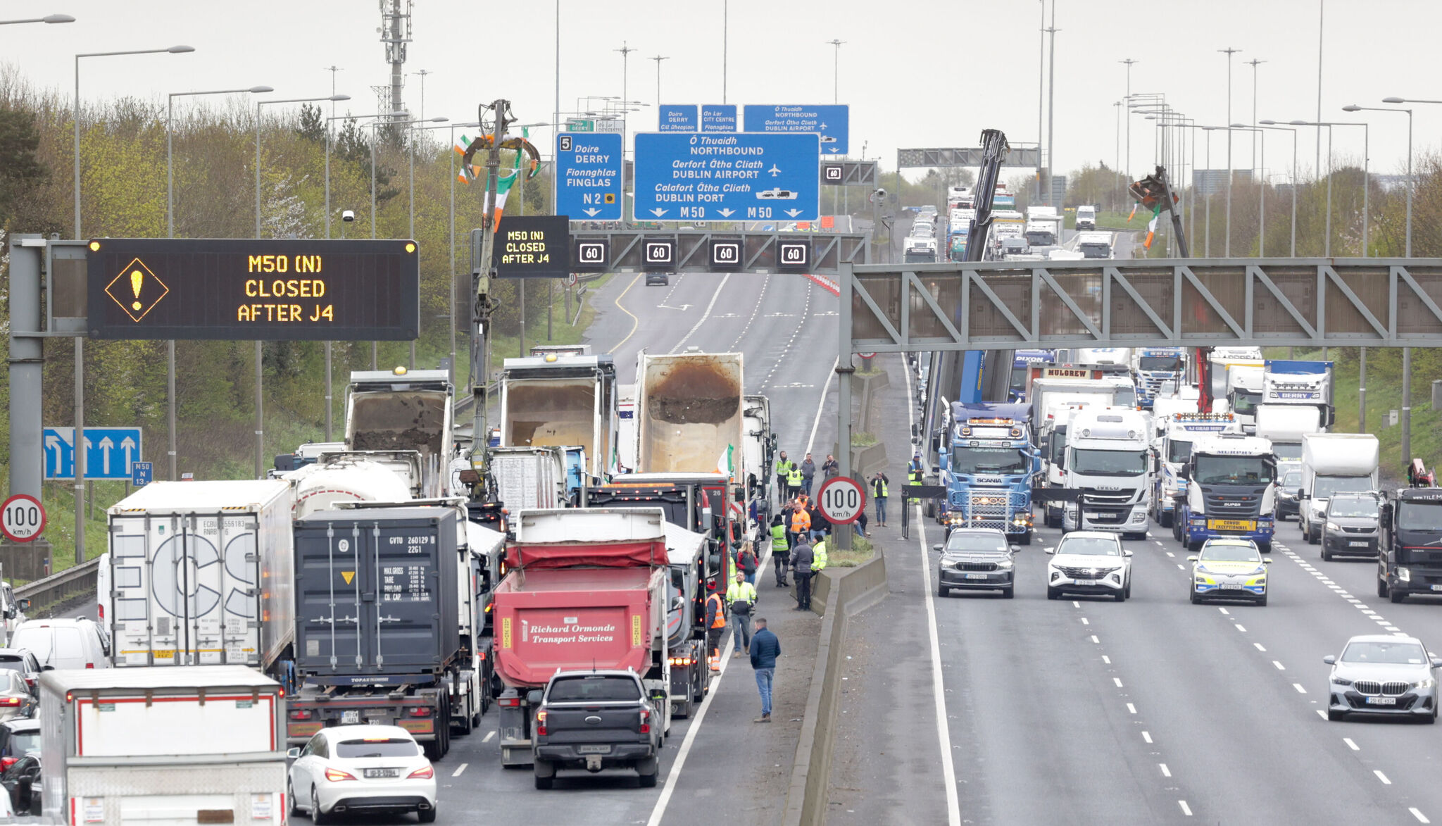 Tá dochar polaitiúil agus eacnamúil déanta ag aighneas an bhreosla agus mórcheachtanna le foghlaim dá bharr 