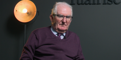 ‘Mar a chéile an córas pleanála teanga agus an t-athrú aeráide a fhágáil faoi choistí na mBailte Slachtmhara’