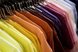 Dáileog dopaimín as an gcófra – caith díot na balcaisí dubha dorcha gruama