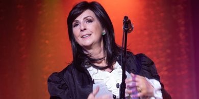 ‘Bhí glór aingil aici’ – aos ceoil na hÉireann croíbhriste i ndiaidh bhás Mháire Ní Bhraonáin