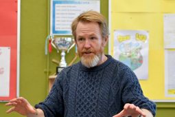 AGALLAMH: ‘Do spreag pearsantacht mo mháthar an ceoldráma seo’