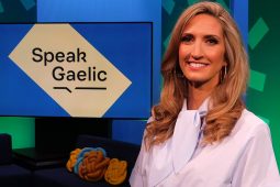 Amharc ar na hAlbanaigh agus bíodh clár Gaeilge againn don fhoghlaimeoir