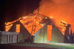 Ailtire agus suirbhéir cainníochta ceaptha le séipéal paróiste Ghaoth Dobhair a atógáil