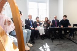 Cosaint déanta ag an Taoiseach ar chur chuige an rialtais i dtaobh scoileanna lán-Ghaeilge úra a bhunú