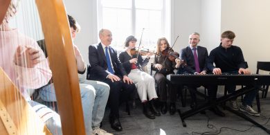 Cosaint déanta ag an Taoiseach ar chur chuige an rialtais i dtaobh scoileanna lán-Ghaeilge úra a bhunú