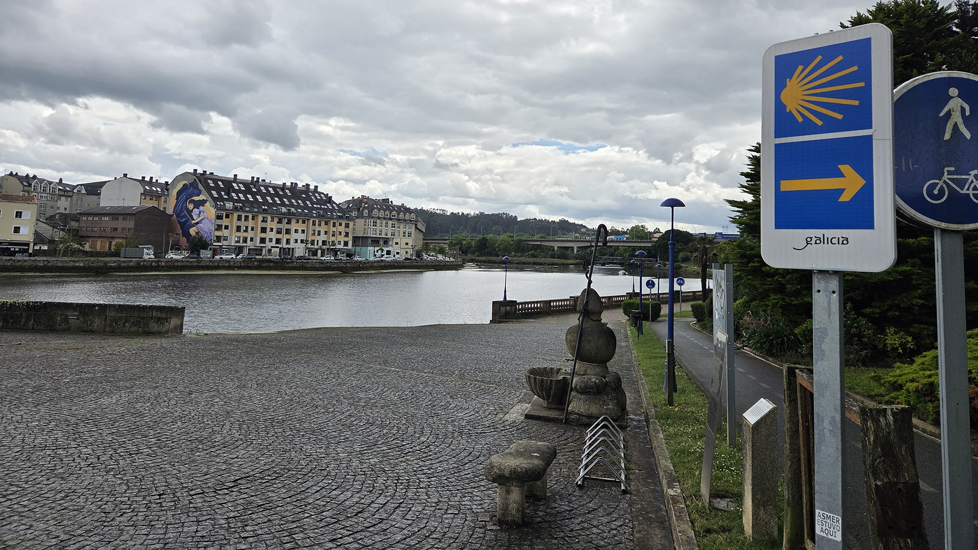 ‘Tuigeann tú nach mbeadh i Middelburg ach baile beag murach na turasóirí, nach dtuigeann?’