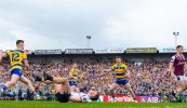 Ros Comáin ag iarraidh an ghaoth a choinneáil sna seolta in aghaidh Thír Eoghain