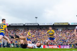 Ros Comáin ag iarraidh an ghaoth a choinneáil sna seolta in aghaidh Thír Eoghain