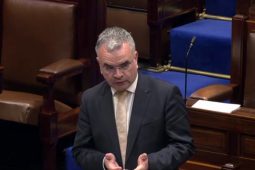 ‘Cúlú ón ndaonlathas’ agus easpa físe maidir le cúrsaí tithíochta sa nGaeltacht curtha i leith an rialtais