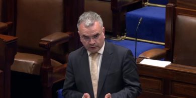 ‘Cúlú ón ndaonlathas’ agus easpa físe maidir le cúrsaí tithíochta sa nGaeltacht curtha i leith an rialtais