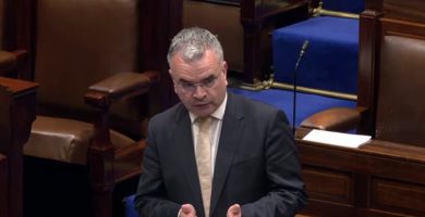 ‘Cúlú ón ndaonlathas’ agus easpa físe maidir le cúrsaí tithíochta sa nGaeltacht curtha i leith an rialtais