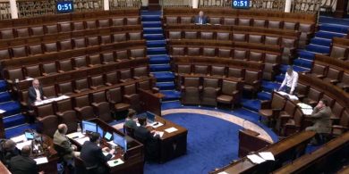 Leasú suntasach á dhéanamh ag an rialtas ar cheann de mhórspriocanna an stáit i leith na Gaeilge