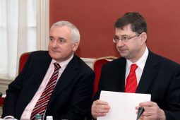 ‘Ní bheadh stádas oifigiúil ag an nGaeilge san AE murach Bertie Ahern’ – Ó Cuív