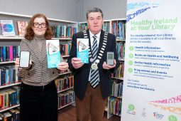 GNÉ-ALT FÓGRAÍOCHTA: Céim Shimplí i dTreo Tithe Níos Sláintiúla: Monatóirí Radóin ar Fáil Anois trí Leabharlanna Thiobraid Árann