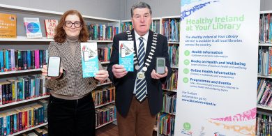 GNÉ-ALT FÓGRAÍOCHTA: Céim Shimplí i dTreo Tithe Níos Sláintiúla: Monatóirí Radóin ar Fáil Anois trí Leabharlanna Thiobraid Árann