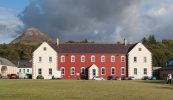 Na Déithe Gréagacha agus an obair dheonach faoin tuath