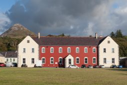 Na Déithe Gréagacha agus an obair dheonach faoin tuath
