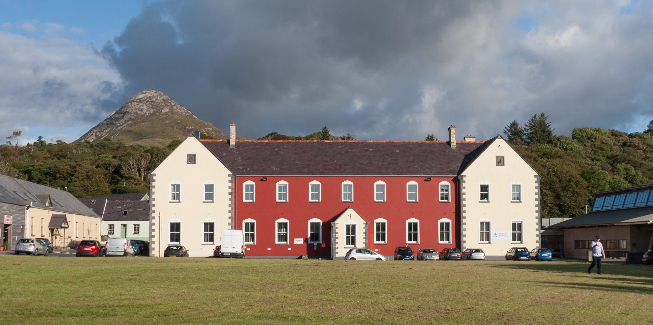 Na Déithe Gréagacha agus an obair dheonach faoin tuath