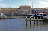‘Tuigeann tú nach mbeadh i Middelburg ach baile beag murach na turasóirí, nach dtuigeann?’