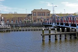 ‘Tuigeann tú nach mbeadh i Middelburg ach baile beag murach na turasóirí, nach dtuigeann?’