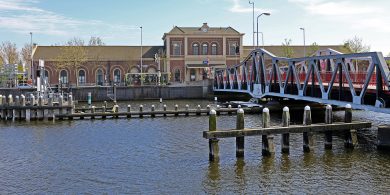 ‘Tuigeann tú nach mbeadh i Middelburg ach baile beag murach na turasóirí, nach dtuigeann?’