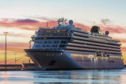 An long atá buailte ag ráig den hantaivíreas le teacht le cé in Tenerife