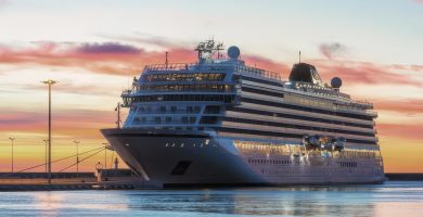 An long atá buailte ag ráig den hantaivíreas le teacht le cé in Tenerife