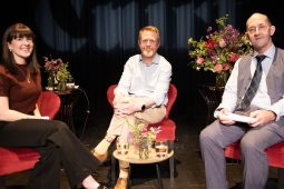 GAILEARAÍ: Scríbhneoirí Chorcaí i lár an aonaigh ag Dinnseanchas sa Taibhdhearc ag Féile Cúirt
