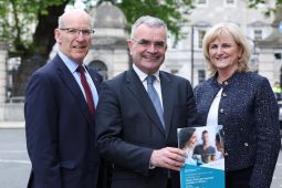 Meon dearfach i leith na Gaeilge ag níos mó daoine, ach líon na gcainteoirí líofa ag laghdú – mórshuirbhé nua Uile-Éireann